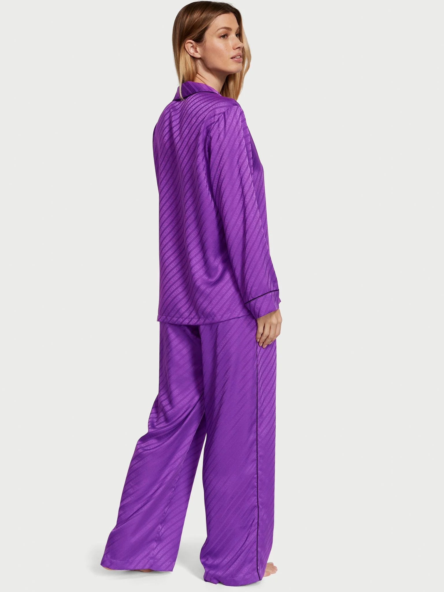 Saten Uzun Pijama Takimi arka görünümü