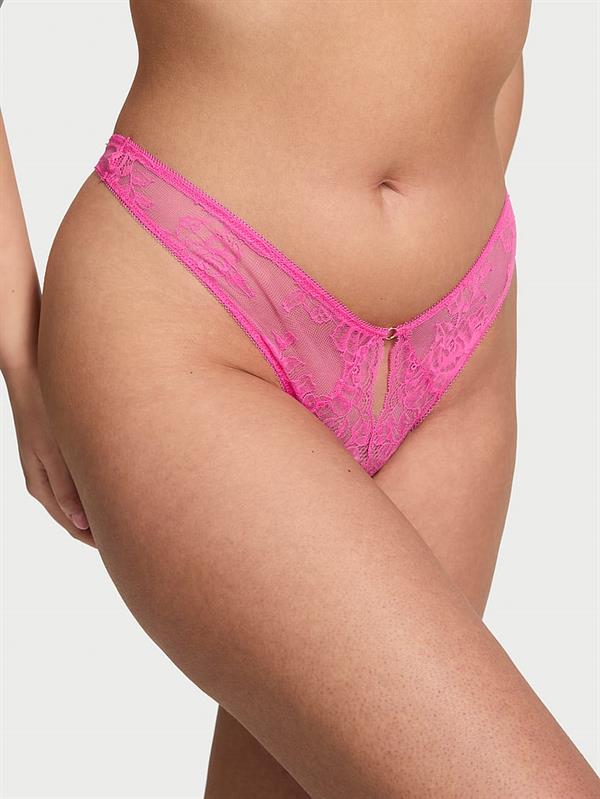 Gul Dantelli Derin Bacak Kesim Crotchless Tanga