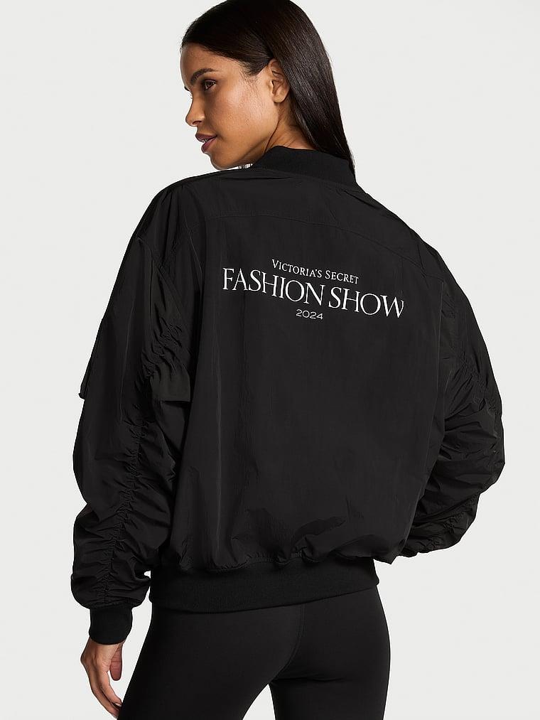 Victorias Secret Defilesi 24 Parasut Bomber Ceket arka görünümü