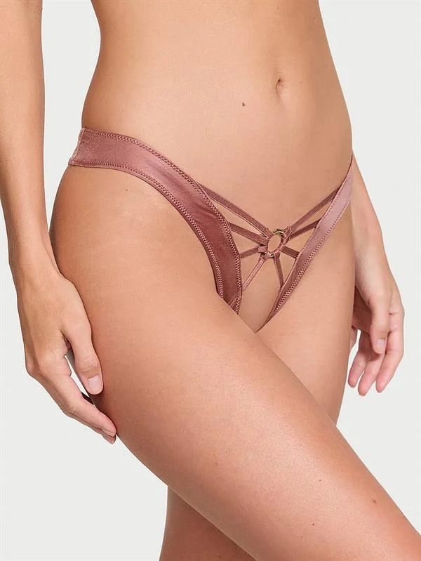 Askili Crotchless Tanga ön görünüm